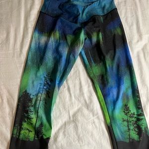 Onzie Capri Leggings PNW night pattern, capri, size M/L